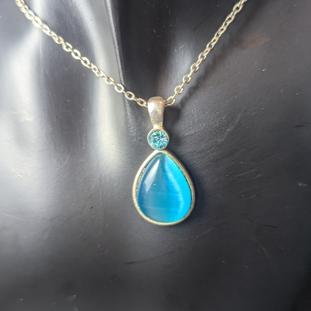 🩵 Elegant Silvertone and Blue Teardrop Pendant Necklace